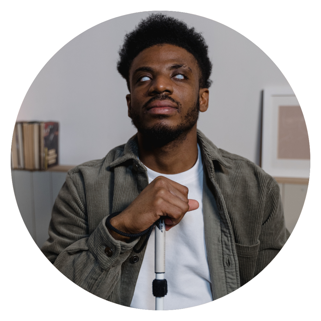 Homem preto com deficiencia visual sentado com um apoio