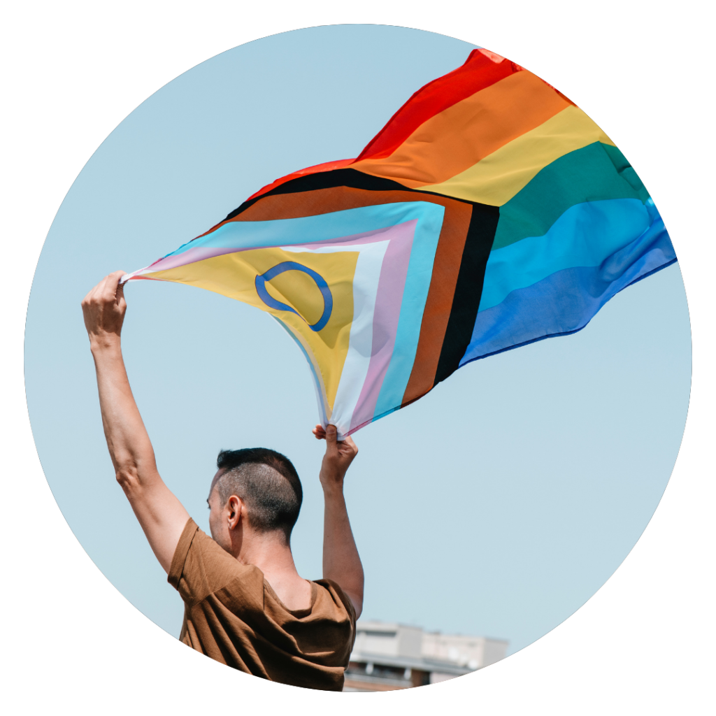 Mulher com uma bandeira LGBTQIAPN+
