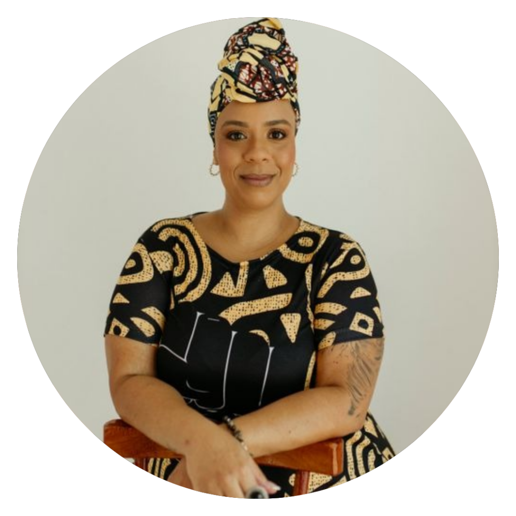 Thais com um turbante vestindo roupas preta com graficos africanos dourados