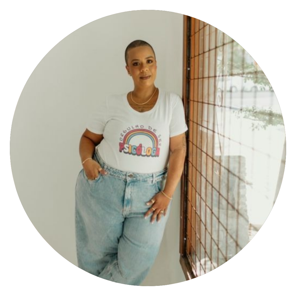 Thais está com uma camiseta escrita orgulho de ser psicologa fazendo referencia a comunidade LGBTQAPNI+